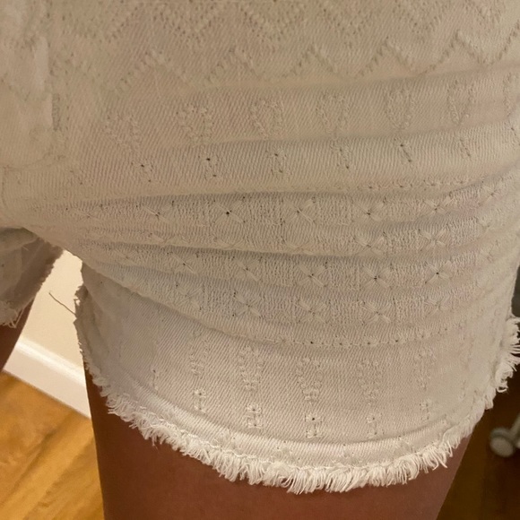 Patterned White High Rise Shorts - Picture 5 of 5